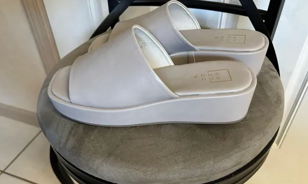 NWOB Size 9 Shu shop beige Lourdes 2” wedge slide sandals. Retail 69.99 - Image 5