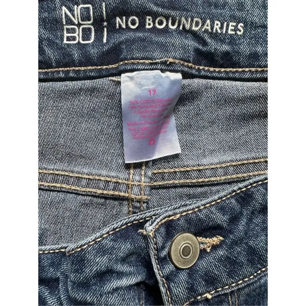 No Boundaries womens‎ or juniors 5” inseam distressed denim shorts sz 17 - Image 3