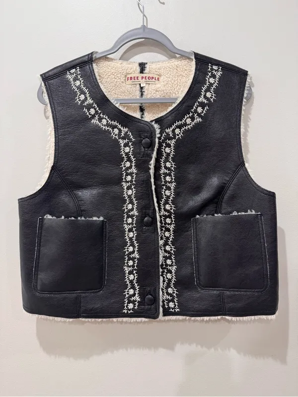 Free People‎ Sz Large Black Sherpa Travelers Reversible Leather Vest - Image 3