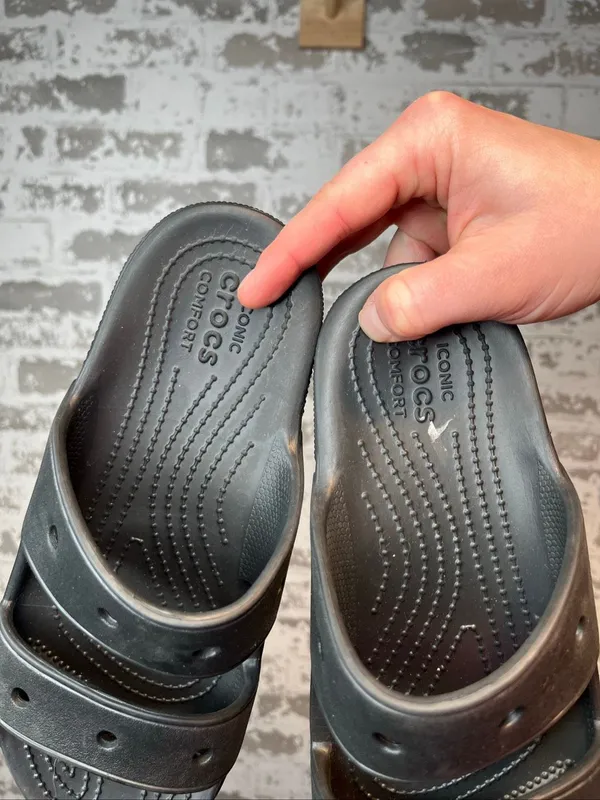 Crocs | unisex black slip on sandals m6 w8 - Image 4