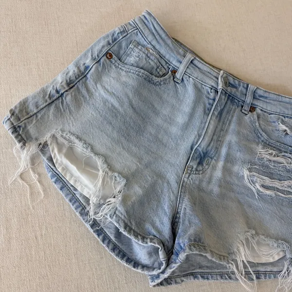 American Eagle Mom Short‎ Light Wash Distressed Rainbow Sunshine Denim Size 2 - Image 8