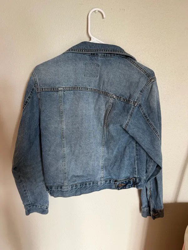 0² Denim Woman's Denim & Co. Blue Jean Jacket Size Small Description This classic Denim & Co. blue jean jacket is in excellent condition! It features a medium wash with timeless button-front styling, buttoned chest pockets, and a flattering, classic fit. Perfect for layering over dresses or casual tees. High-quality, durable denim that adds an effortless layer to any outfit. Brand: Denim & Co. Size: Small (US 6 / UK 10) Condition: Excellent, like new - Image 3