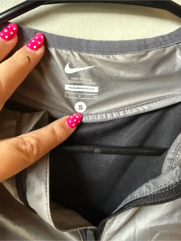 Nike Women’s Gray Pink Lightweight Running Windbreaker Jacket - Image 8