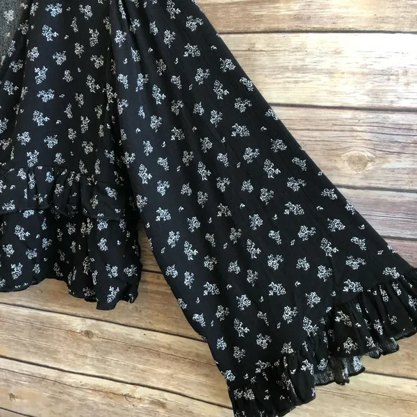 We My People Black White Floral Ruffle Cropped Blouse Size Medium NWOT - Image 3