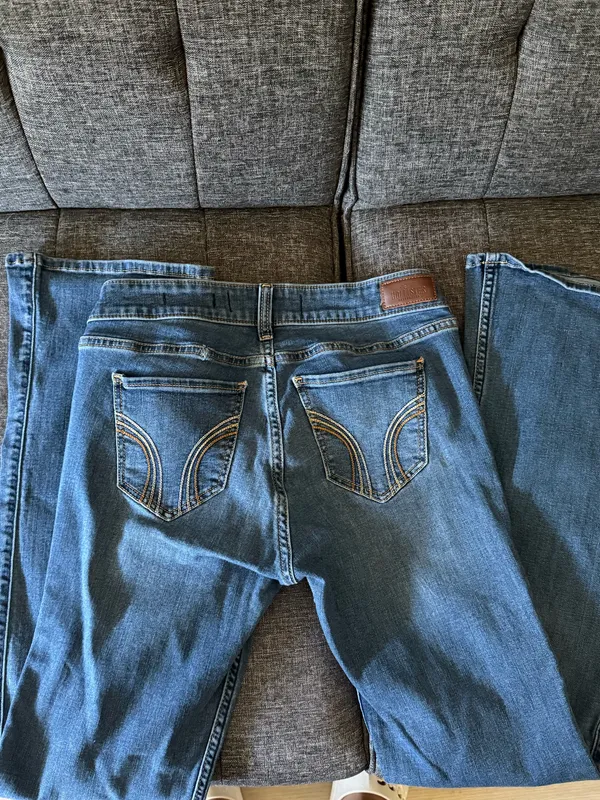 Hollister Low-Rise Bootcut Jeans - Image 3