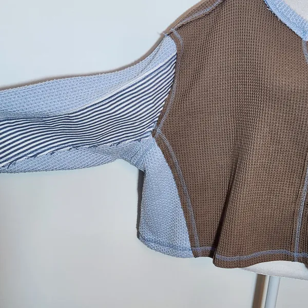 POL Brown and Blue Oversized Distressed Waffle Knit Top Size Small - Image 4