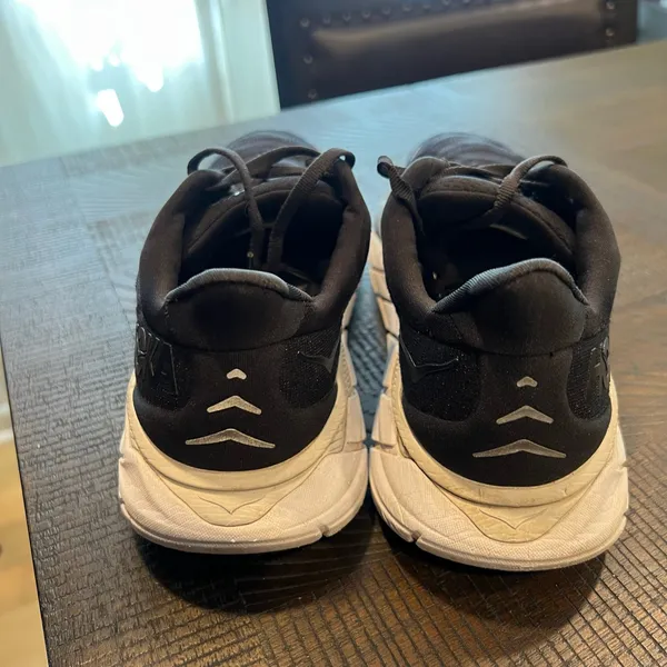 Hoka arahi 6 black and white shoes *no insoles* size 7B women - Image 4