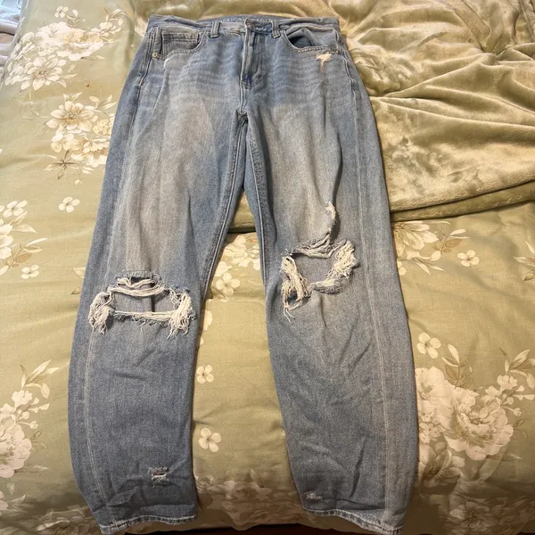 Light Wash Ripped American Eagle Mom Jeans size 6 - Image 2