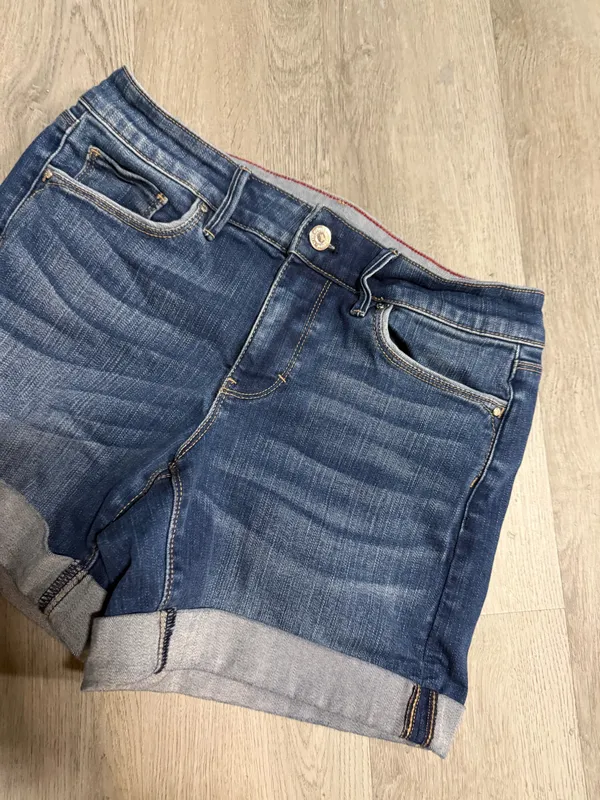 White House black market curvy 5” denim shorts - Image 2