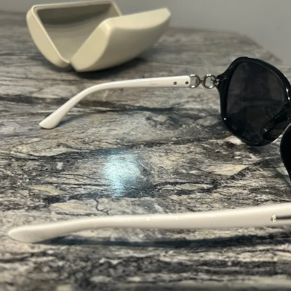 Elegant Black Sunglasses - Image 6