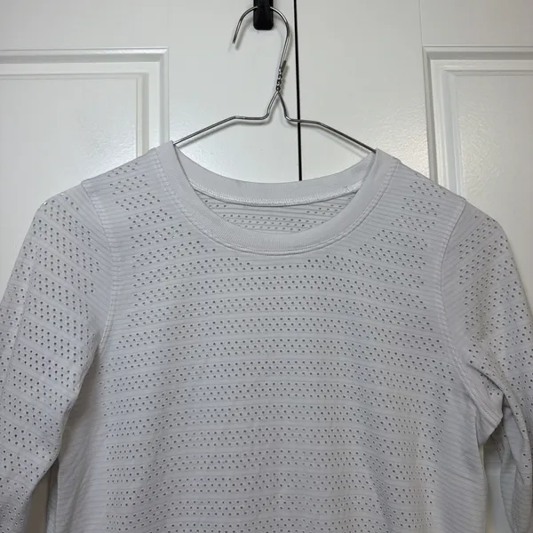 Lululemon Swiftly Tech Long Sleeve Women 4 Light Gray Perforated Mesh Top - Image 3