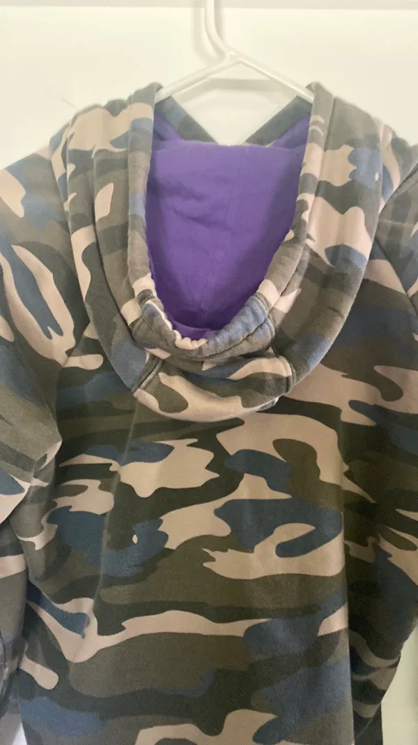 Cabelas Sweatshirt - Image 5