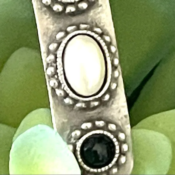 Silver tone Pearl and black post earrings - Image 8