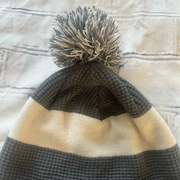 Nike Gray Knit Pom Beanie Winter Hat One Size Swoosh Logo Acrylic White - Image 3