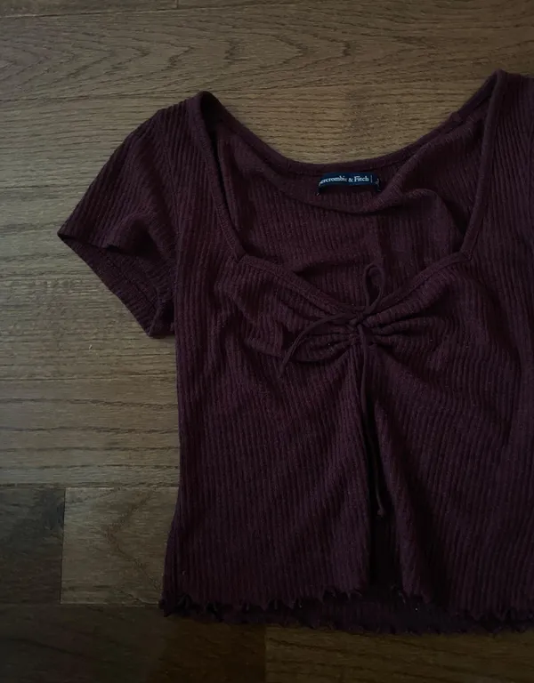 Abercrombie burgundy ribbed sweetheart neckline cropped lettuce hem top - Image 4