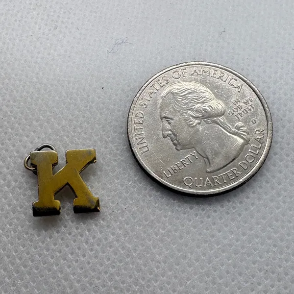 Vintage Jostens Kansas Letter‎ K Charm Gold Tone Initial Pendant Magnetic 0.97g - Image 5