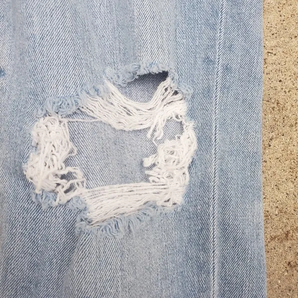 American Eagle mom jeans ripped light wash size 2 women's high rise short - Image 2