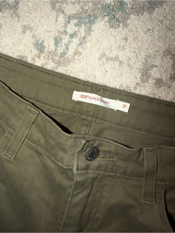 Levi’s 535 Super Skinny Olive Distressed Jeans Women’s Size 31 NWOT - Image 3