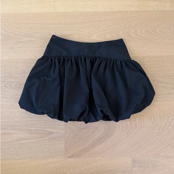 Lulu's Bubble Hem Mini Skort Cutely Defined Size M Black - Image 2