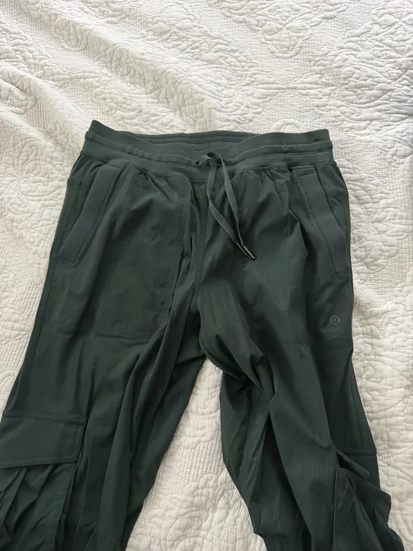 Lululemon dance studio cargo pants in dark forest green size small - Image 3