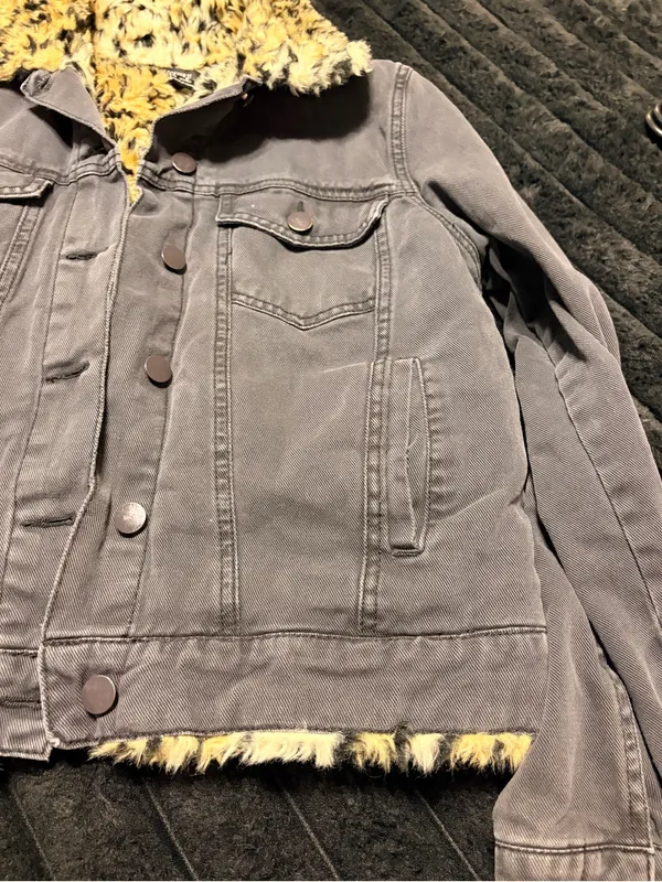 Forever 21 Gray Denim Jacket with Yellow Leopard Faux Fur Lining - Image 2