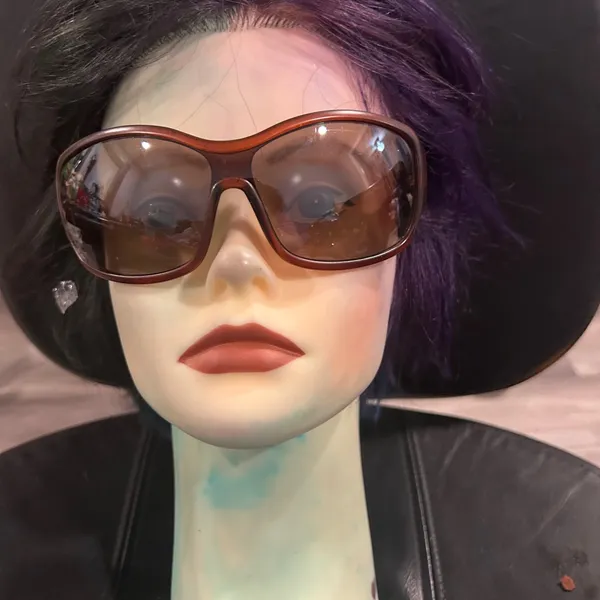 Brown Oversized Women’s Sunglasses - Classic Fashion Accessory - Image 2