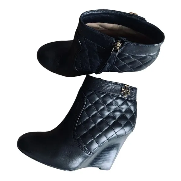 Tory Burch Leila Black Quilted Leather Wedge Ankle Booties Gold Logo Zip Size 8M - Image 4
