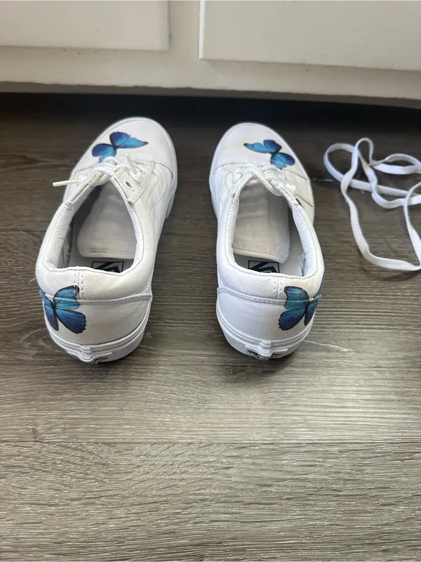 Vans White Low-Top Sneakers with Blue Accent - Image 8