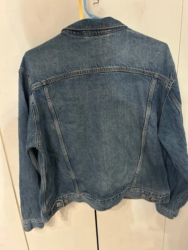 Levi's light blue denim jacket with brown leather patch - Image 6