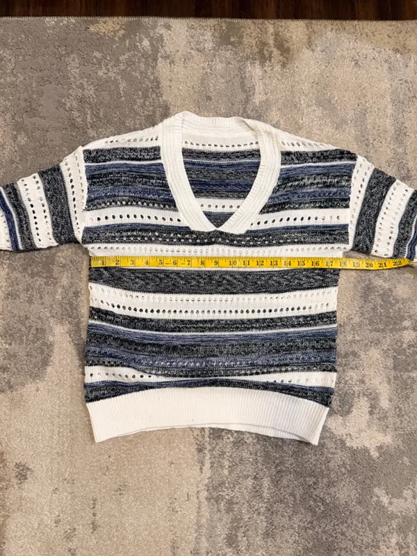 Source Unknown White and Navy Striped V‑Neck Knit Top - Image 4
