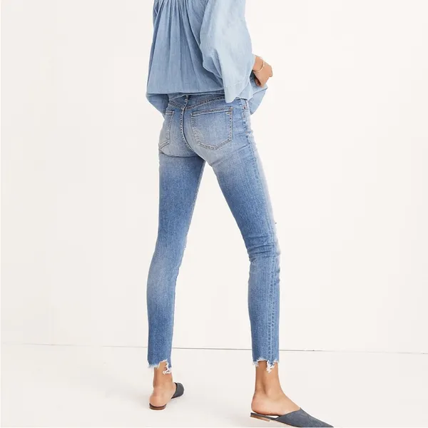 Madewell 9" Mid-Rise Skinny Jeans in Frankie Wash: Torn-Knee Edition - Image 4
