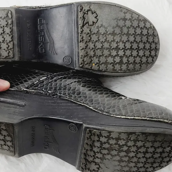 Dansko XP slip on clog walking job nursing shoes alligator print sz 6 - Image 8