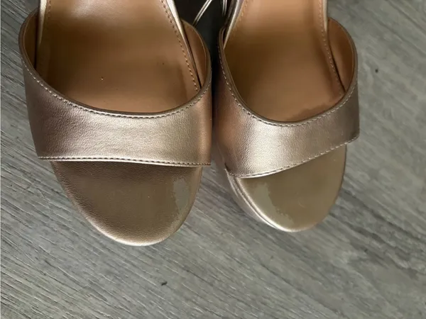 Dolce Vita Platform Heels Gold Size 8.5 - Image 4