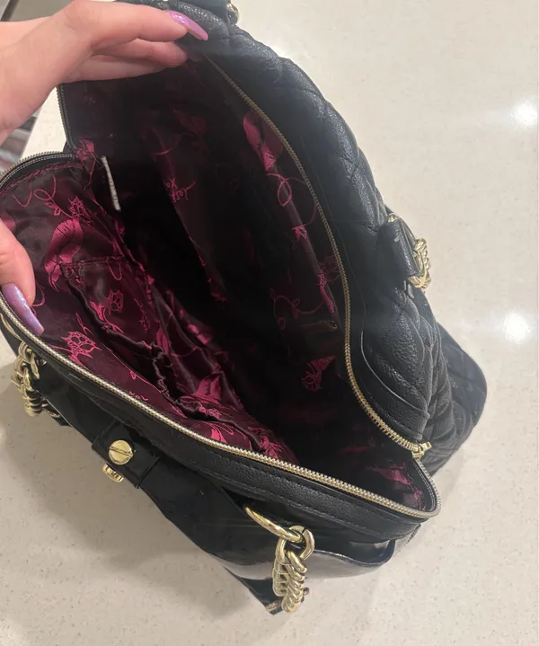 Black bow Betsey Johnson purse with gold chain - Image 4