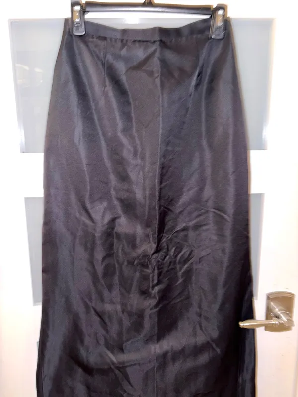 Maria Coca long skirt in black stands out for its elegant satin finish and high-throw straight cut ideal for formal occasions. - Image 2