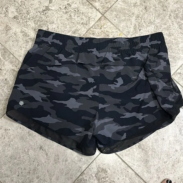 Athleta Racer Run Mid Rise Short 4” Black Camo Size Large - Image 10