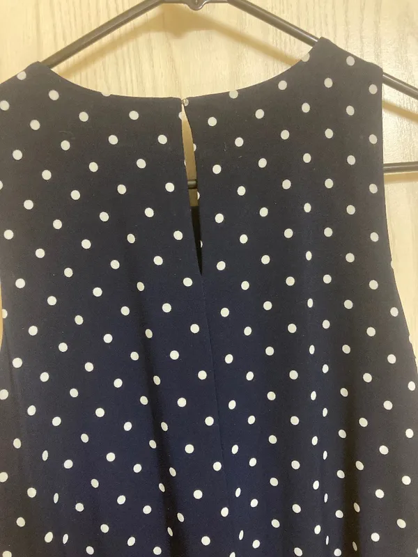 Anne Klein women's size 4 navy blue and white polka dot sleeveless dress - Image 3