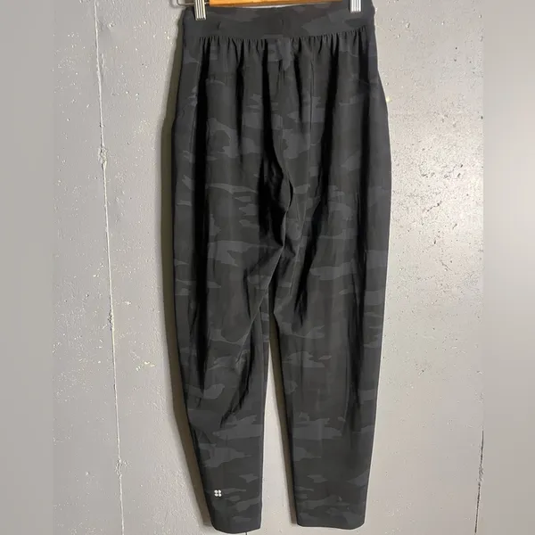 Sweaty Betty [Small Explorer Trouser in Black Tonal Camo‎. Size 2 - Image 3
