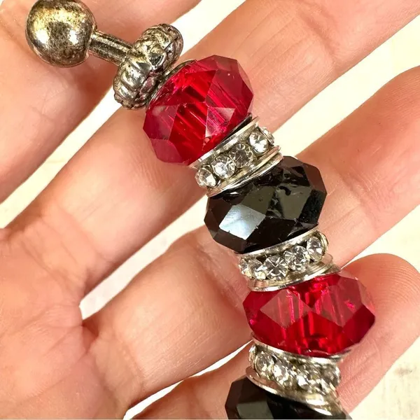 Silver tone black red and silver rhinestone beaded bracelet - Image 9