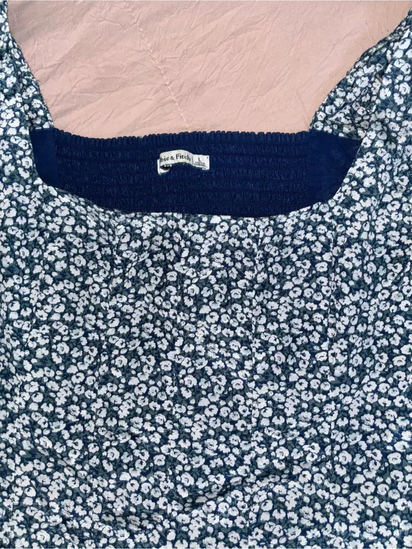Abercrombie & Fitch Navy and White Floral Square-Neck Puff Sleeve Top - Image 3