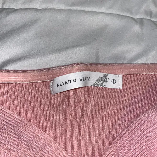 NWT Altar'd State Blush Pink Ribbed Knit Twist Front Crop Top Size Womans Small - Image 4