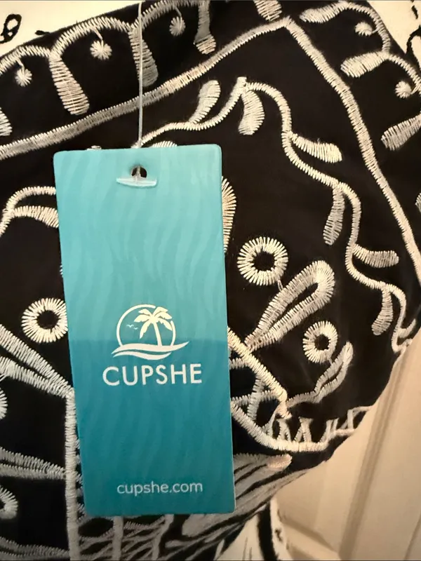 Cupshe Black Cropped Embroidered Tank with White Detail - Image 2