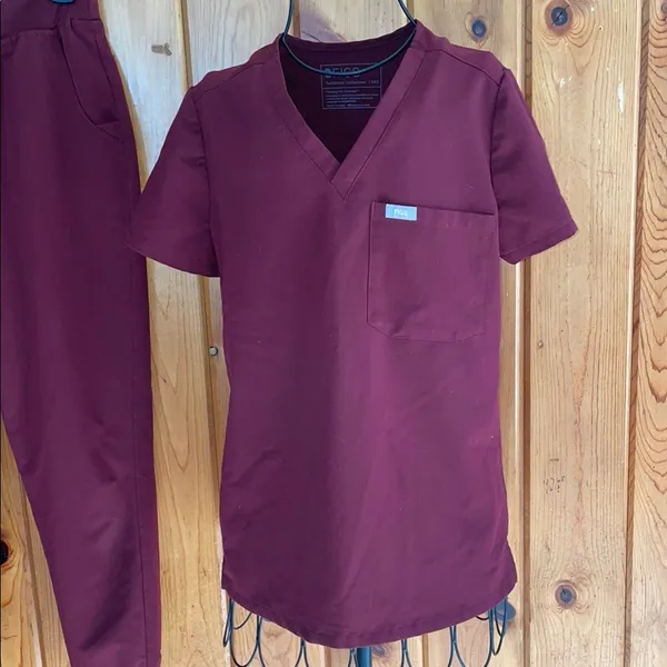 FIGS Set Stylish burgundy scrub with top and jogger pants nurse scrubs - Image 4