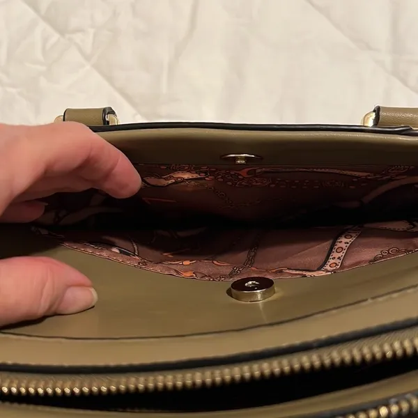 Beautiful green crossbody handbag Lots of details and pockets EUC - Image 9
