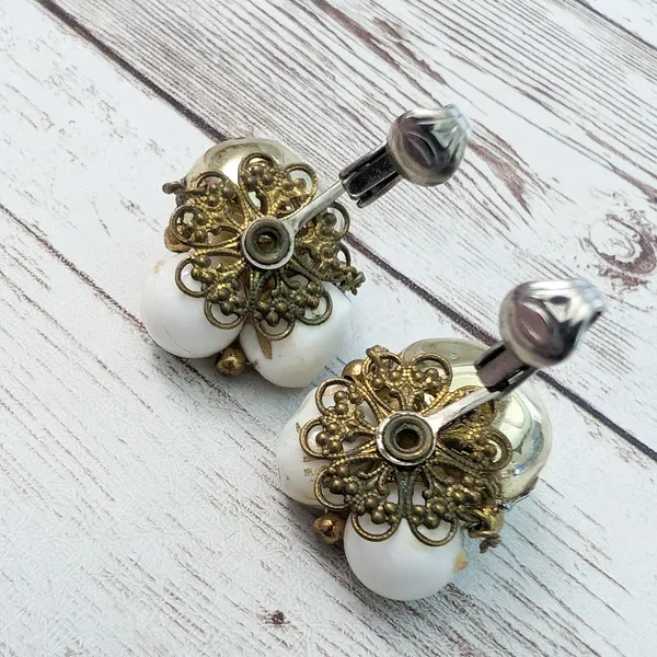 Vintage Clip On Earrings - Off White & Gold Tone 7/8" - Image 5