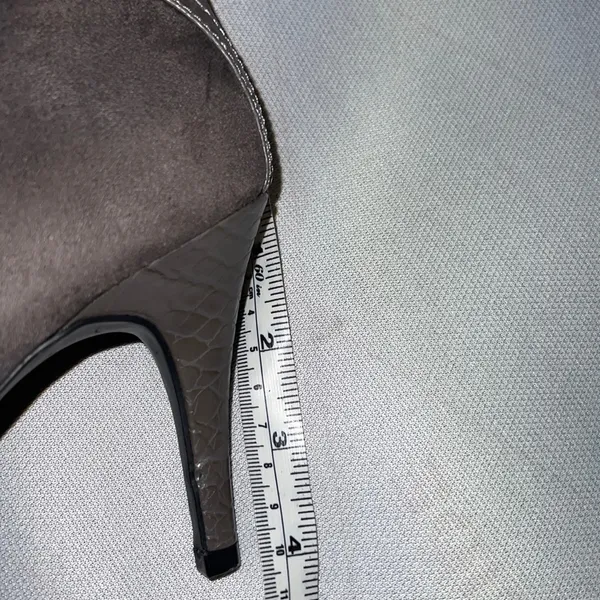 Amelia Grace knee high gray side zip heeled boots. Size 9M - Image 3