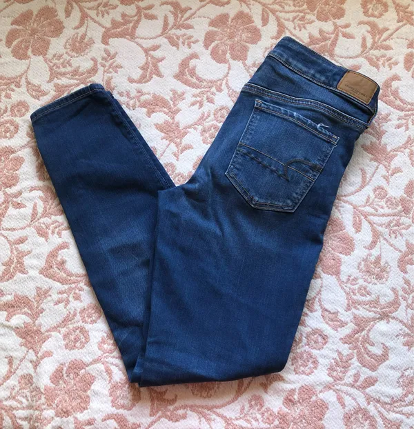 American Eagle dark wash skinny jeans in a US 10. Cotton, viscose & polyester blend. #skinny #denim - Image 2