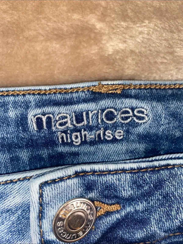 Maurices Light Blue Acid Wash Cropped Skinny Jeans with Frayed Hem size large - Image 2