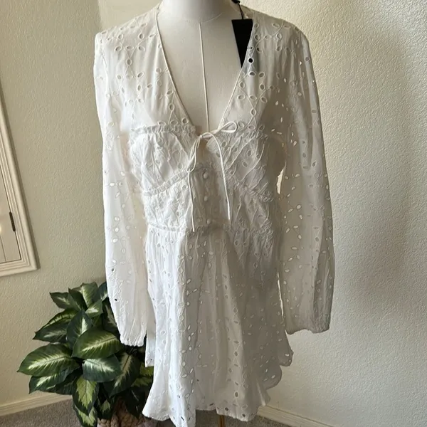 Gianni Bini Katrina Eyelet V-Neck Long Sleeve, White, Size Medium, NWT - Image 4