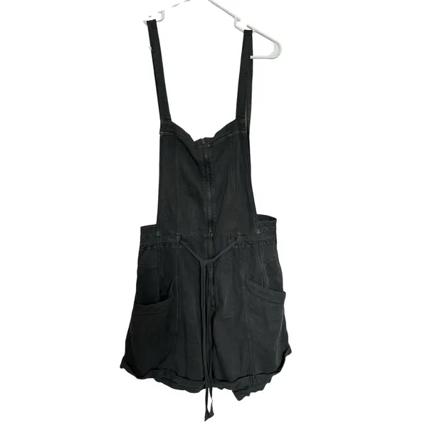 Free People Overall Shorts In dark grey featuring a zipper closure Size Medium - Image 8